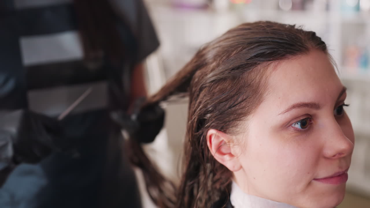 평온한 미용실 풍경, 편안하게 휴식을 취하는 여성 고객이 현대적인 미용실에서 부드러운 헤어 트리트먼트를 받고 있어요. 평화로운 백인 여성이 촉촉한 머릿결로 전문적인 미용실 환경에서 부드러운 헤어 케어를 즐기고 있습니다.