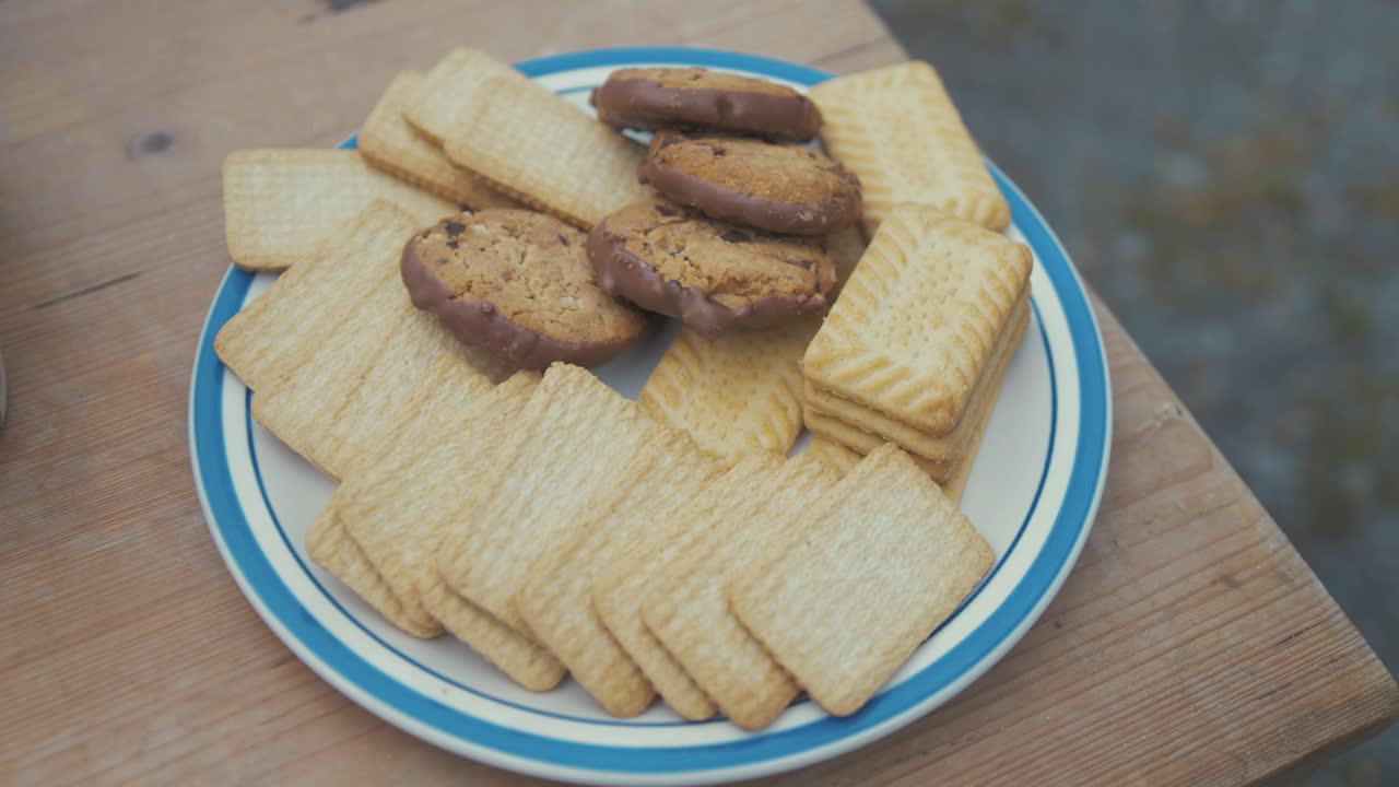 plato de galletas con un descanso para el té del trabajo
