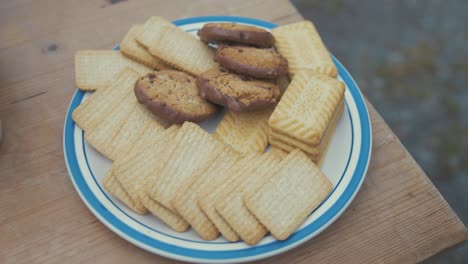 Plato-De-Galletas-Con-Un-Descanso-Para-El-Té-Del-Trabajo