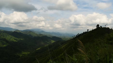 Wolken,-Die-Sich-Bewegen-Und-Schatten-Auf-Die-Berge-Werfen,-Ist-Ein-Zeitraffer,-Der-Von-Einem-Der-Höheren-Bergkämme-Des-Mae-wong-nationalparks-Im-Unteren-Norden-Thailands-Aufgenommen-Wurde