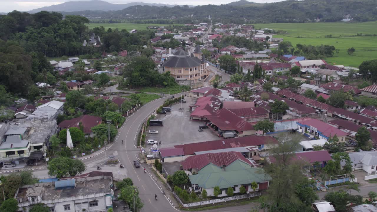 Tampilan yang memperlihatkan kota Waikabubak di pulau Sumba saat hari berawan, dari udara.