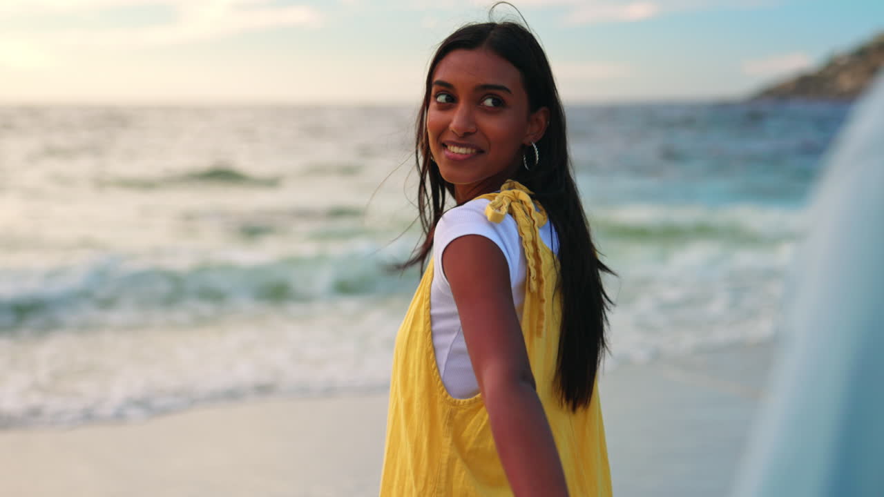 una pareja feliz, tomados de la mano.