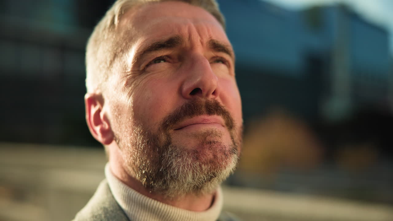 retrato de un hombre en la ciudad