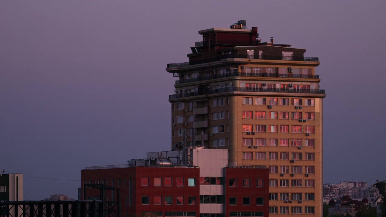 Grattacielo residenziale contemporaneo che riflette la calda luce del tramonto
