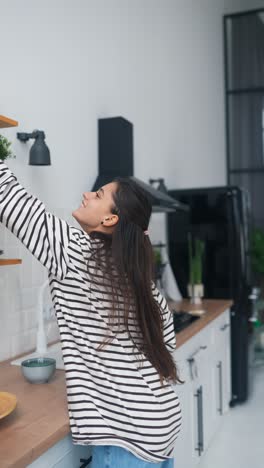 mujer en la cocina moderna
