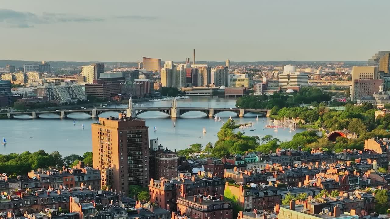 Uitzicht op Boston en de Charles River van bovenaf tijdens zonsondergang