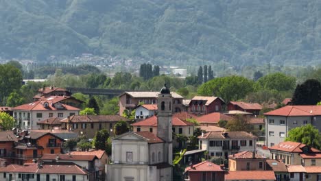 drone aéreo que establece la toma de una torre de reloj en la esquina sur del lago lago maggiore