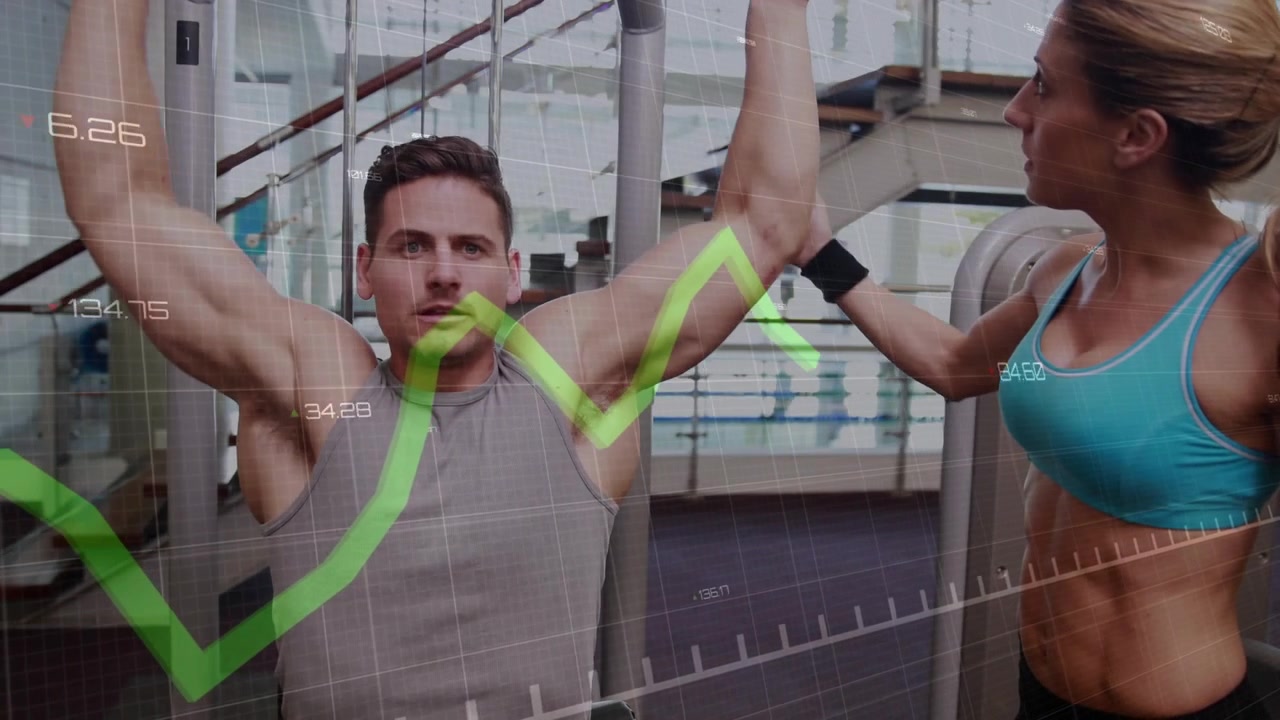 Auf Anweisung des Trainers zieht der Kunde die Latzugstange herunter und verfolgt Fitness-Wiederholungen über ein transparentes Diagramm