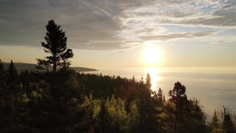 Sommersonnenaufgang-Am-Palisade-Head,-Goldene-Stunde-Am-Lake-Superiors-Forest,-Minnesota