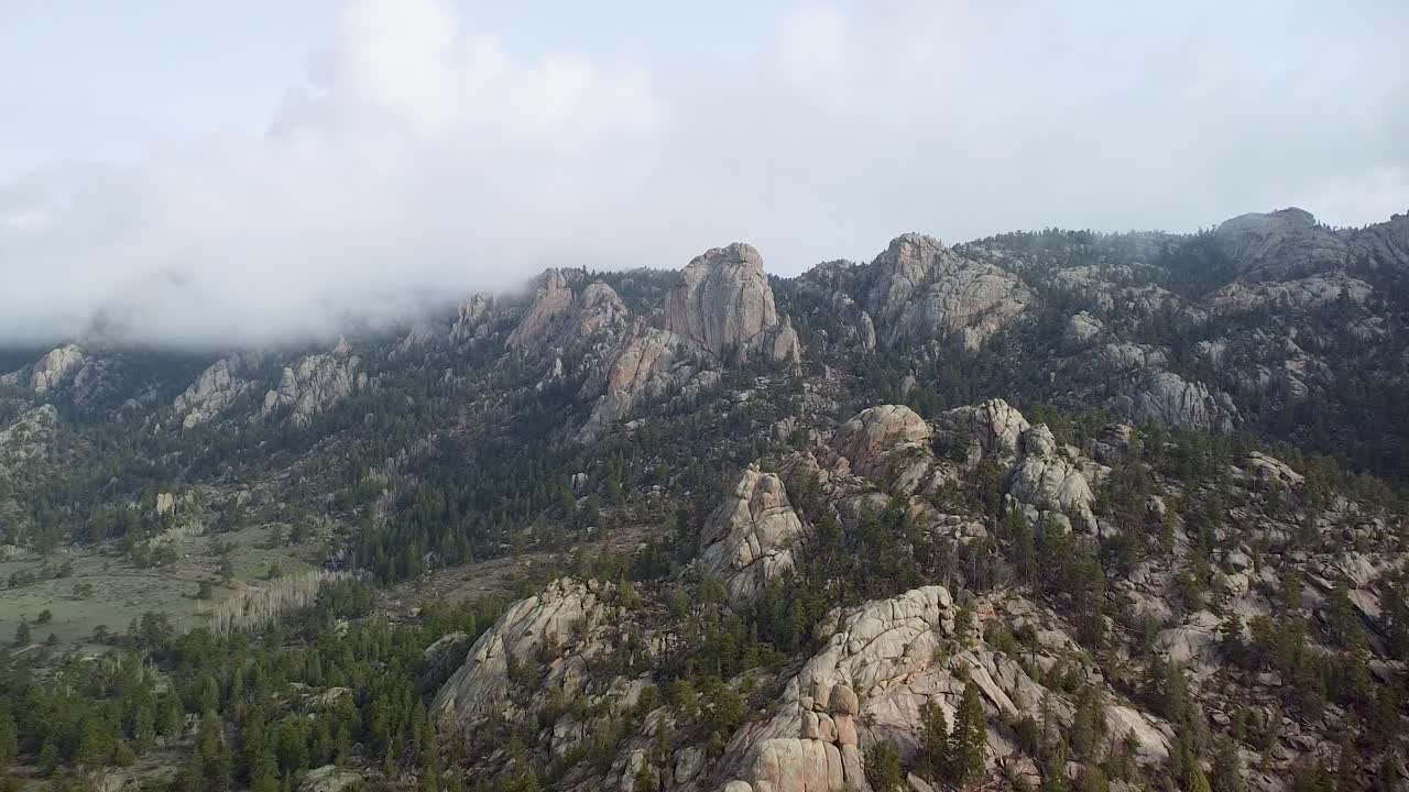 vista aérea del paisaje de las montañas rocosas de lumpy ridge en estes park, colorado