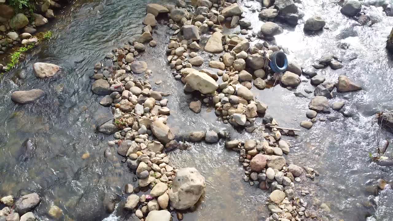 바위로 강을 드론으로 촬영