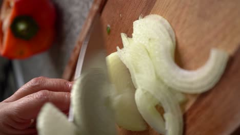 toma vertical de una cebolla blanca picada con un cuchillo afilado en casa