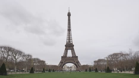 la torre eiffel desde el vacío parque de los campos de marte, parís, francia en un día nublado de invierno