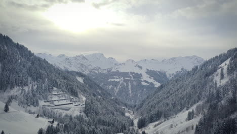 Drohne-Fliegt-Durch-Ein-Verschneites-Tal-In-Den-österreichischen-Alpen