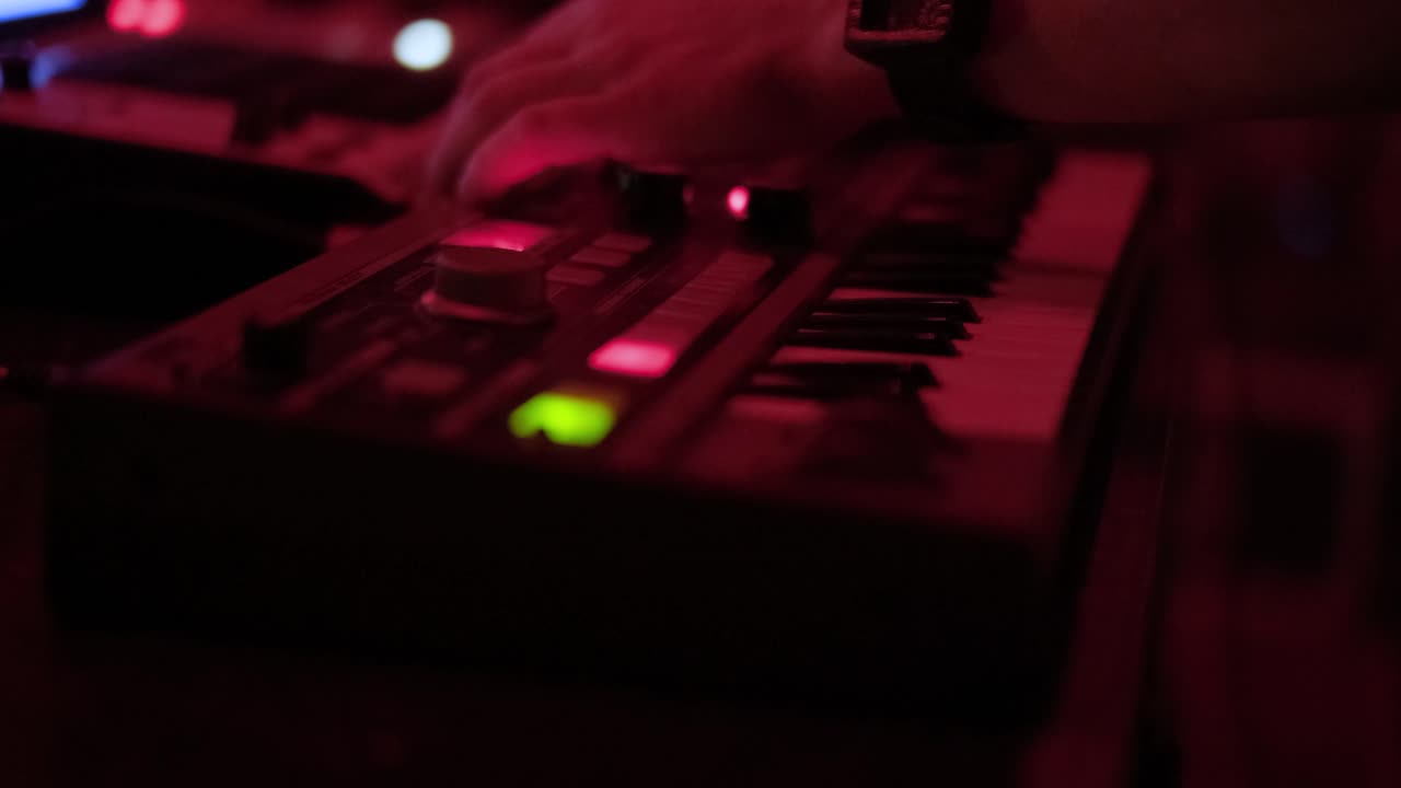 consola de control de sonido de dj para mezclar música de baile. manos tocando botones deslizadores, reproducción de música electrónica en la cubierta de mezcla, iluminación de color en clubes nocturnos