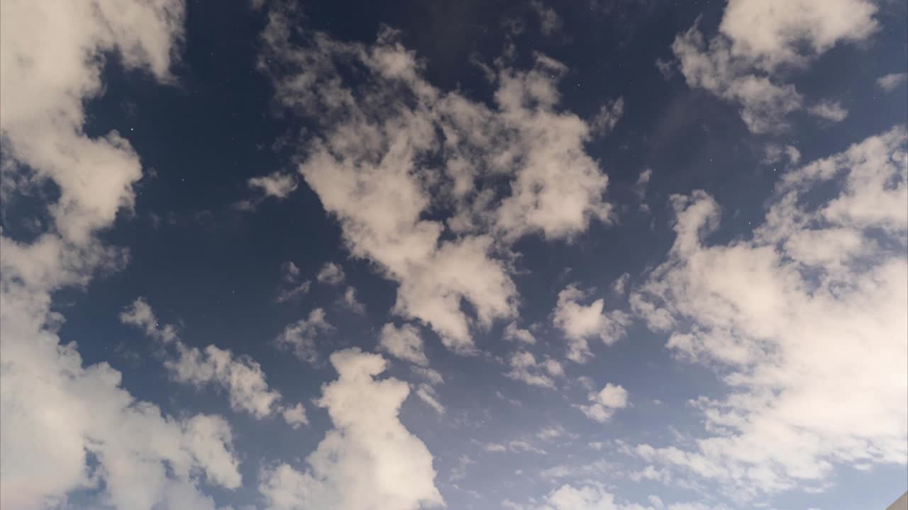 el cielo nocturno desaparece y las nubes fluyen hermosamente con las estrellas en el cielo.