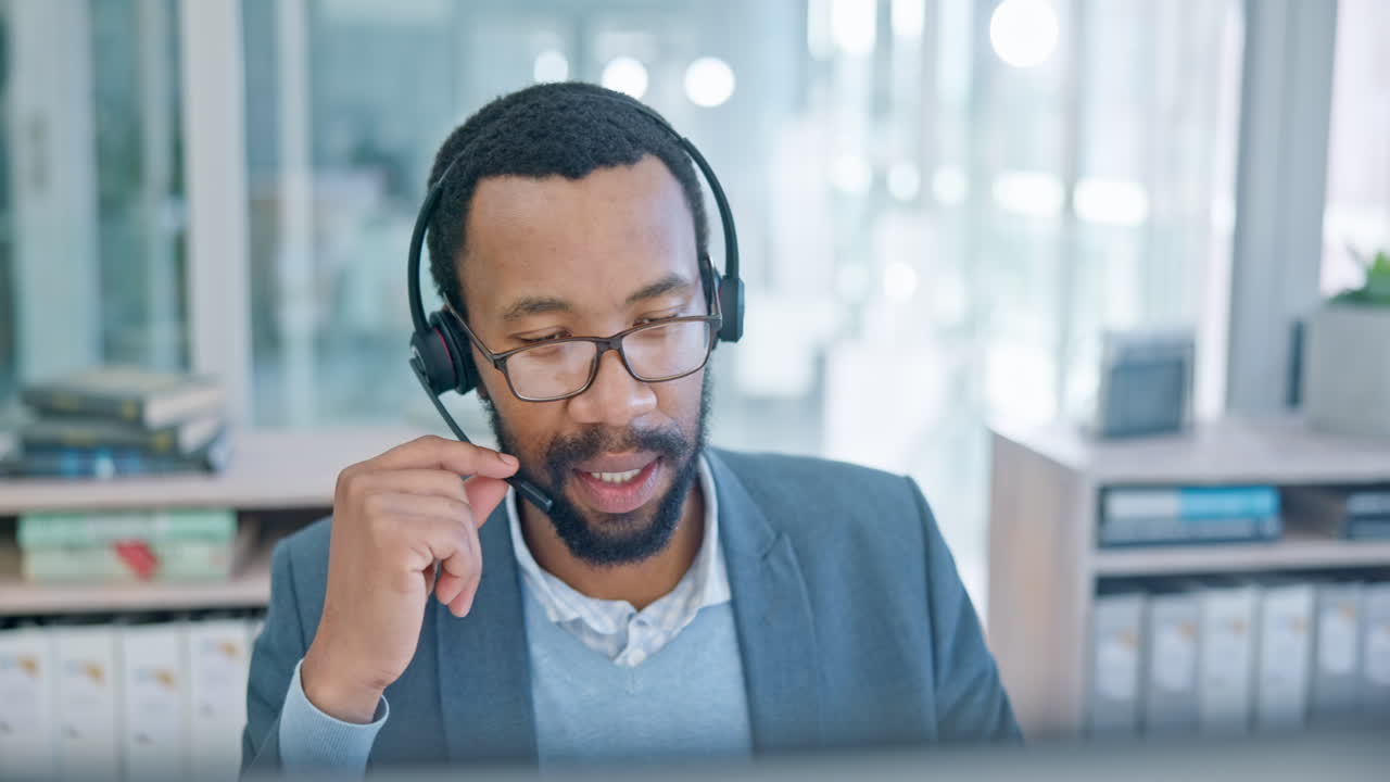 Computer, call center e supporto con un uomo di colore