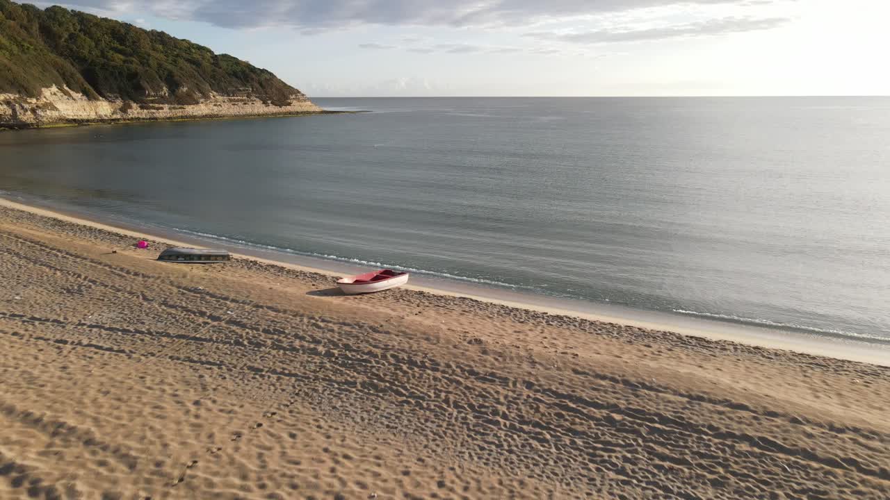playa vacía por coronavirus