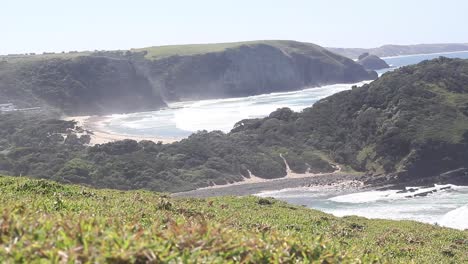 Time-lapse-of-the-ocean-beside-a-grassy-hill