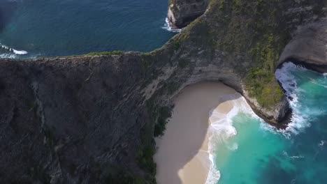 espectacular vista aérea vuelo lentamente incline hacia arriba vuelo de drones 300 m de altura en el cielo kelingking beach en nusa penida en bali indonesia es como parque jurásico