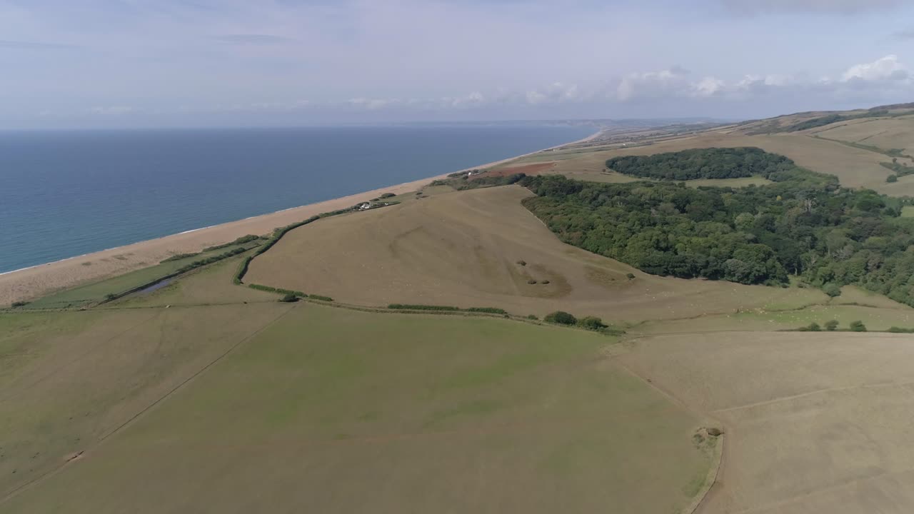 seguimiento aéreo muy por encima de los campos ondulantes de dorset, paisajes asombrosos hasta el horizonte
