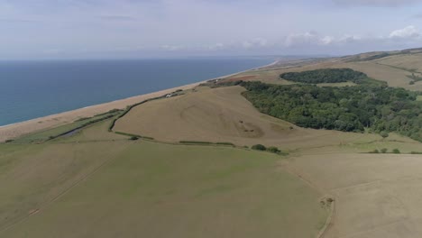 Seguimiento-Aéreo-Muy-Por-Encima-De-Los-Campos-Ondulantes-De-Dorset,-Paisajes-Asombrosos-Hasta-El-Horizonte