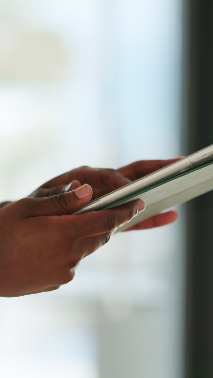 Primo piano di mani che utilizzano un tablet digitale