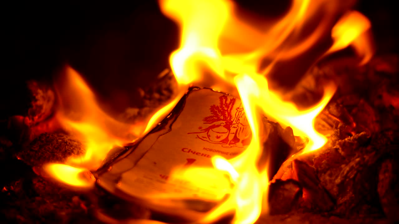 el calendario desgarrado se quema maravillosamente en el fuego de cerca.