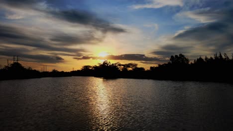 Atemberaubende-Aufnahme-Von-Meereslandschaft-Und-Bewölktem-Himmel-Bei-Sonnenuntergang