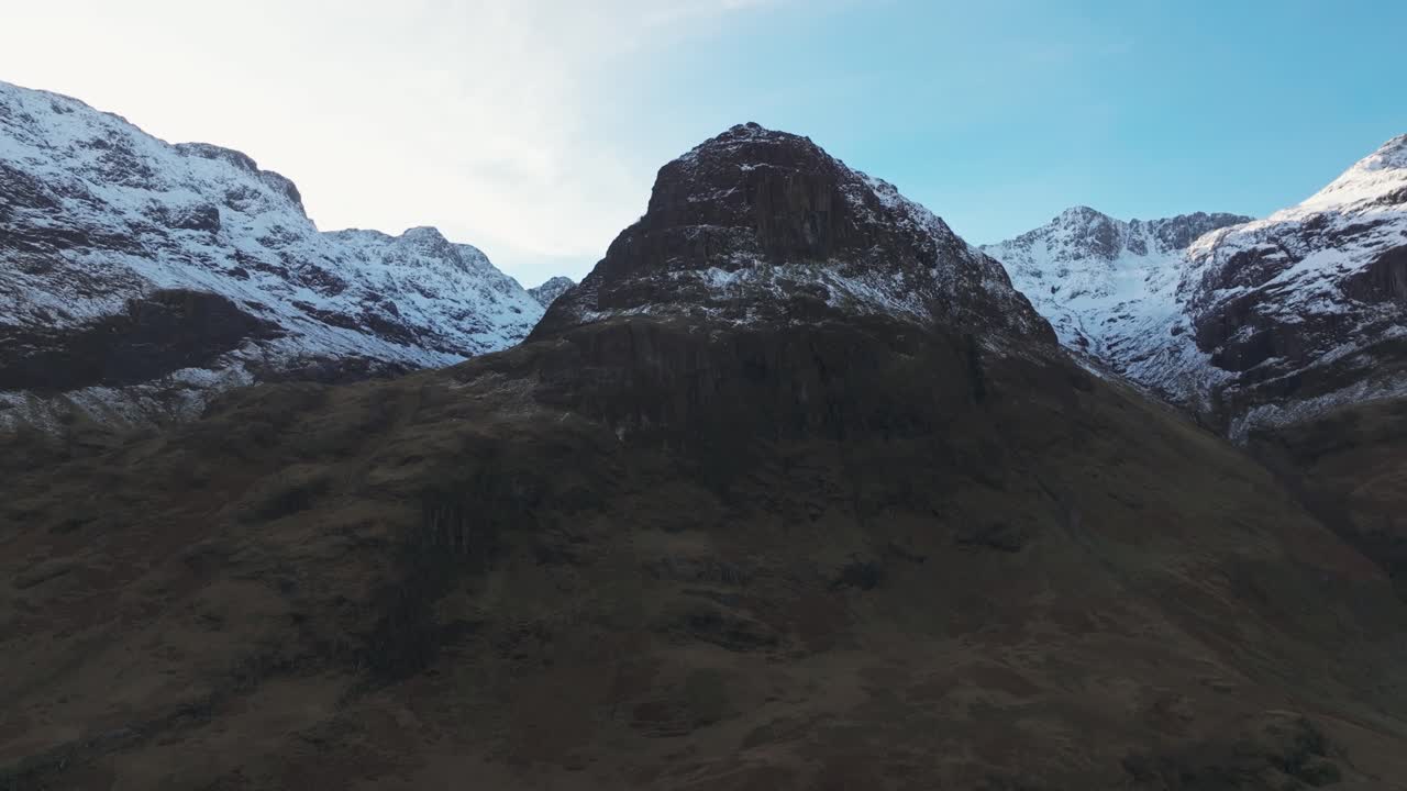 fotografía aérea de un bidean nam bian cubierto de nieve en invierno en glencoe