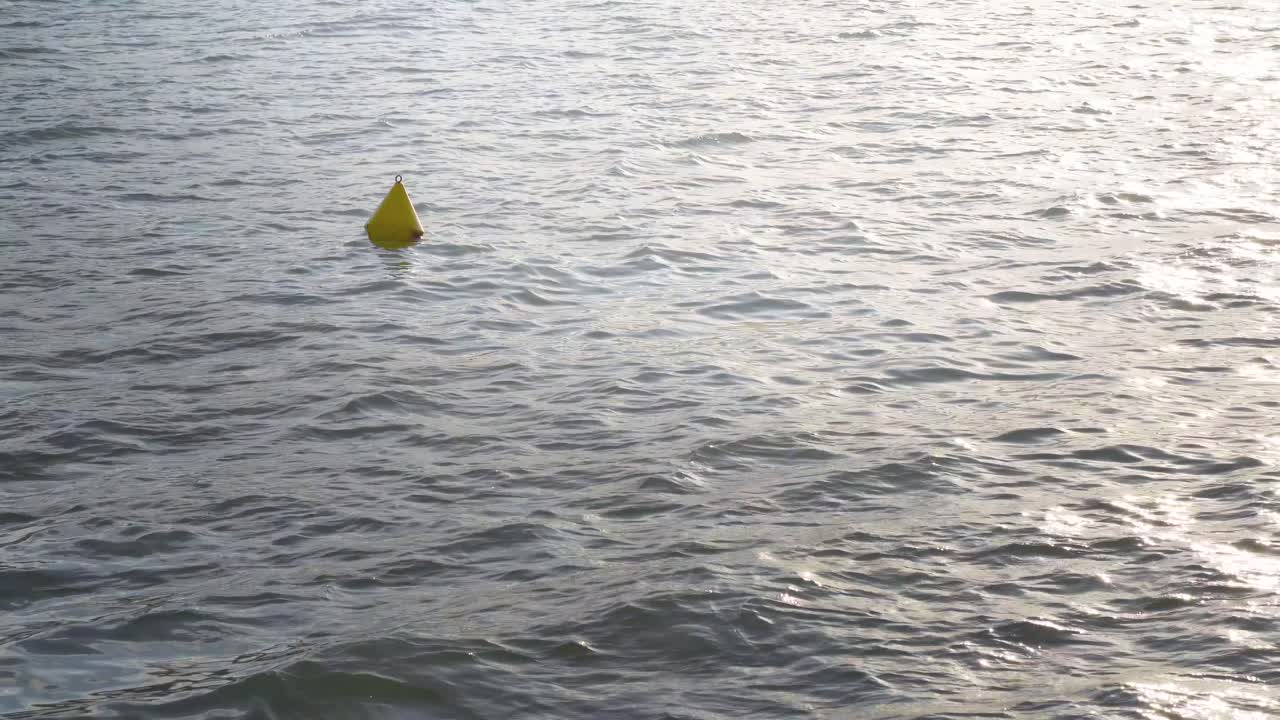 pequeña boya de mar amarilla