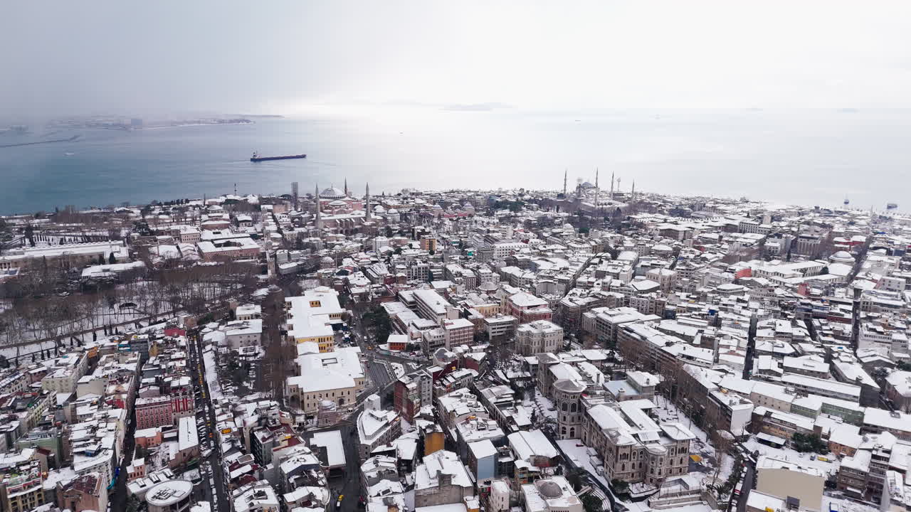 Tarihi Kapalıçarşı’nın karlarla kaplı çatılarının 4K drone çekim görüntüsü