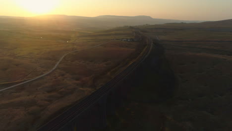 英國約克郡山谷的ribblehead viaduct火車橋上空拍攝的無人機,