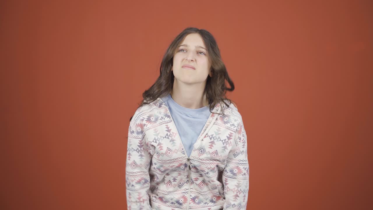 la joven que mira a la cámara tiene picazón.