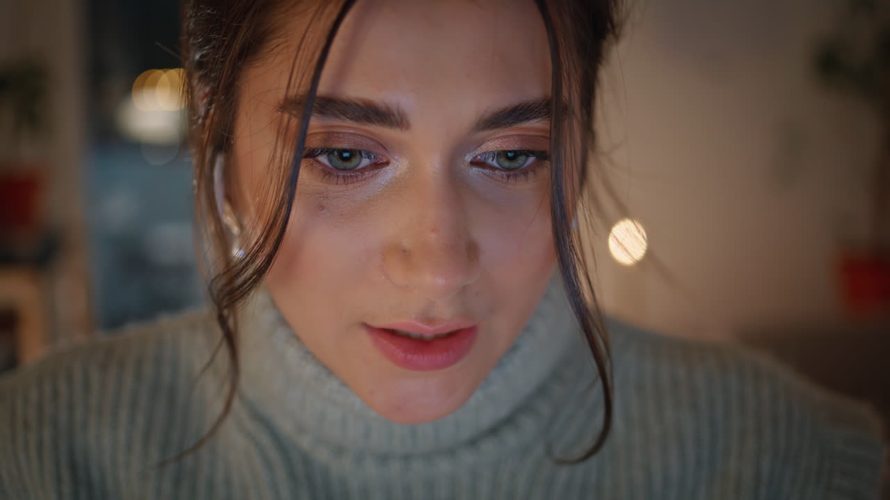 늦은 여성 비디오 채팅 컴퓨터에서 아파트 클로즈업 프리랜서 가상 전화