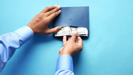 persona que pone dinero en un sobre