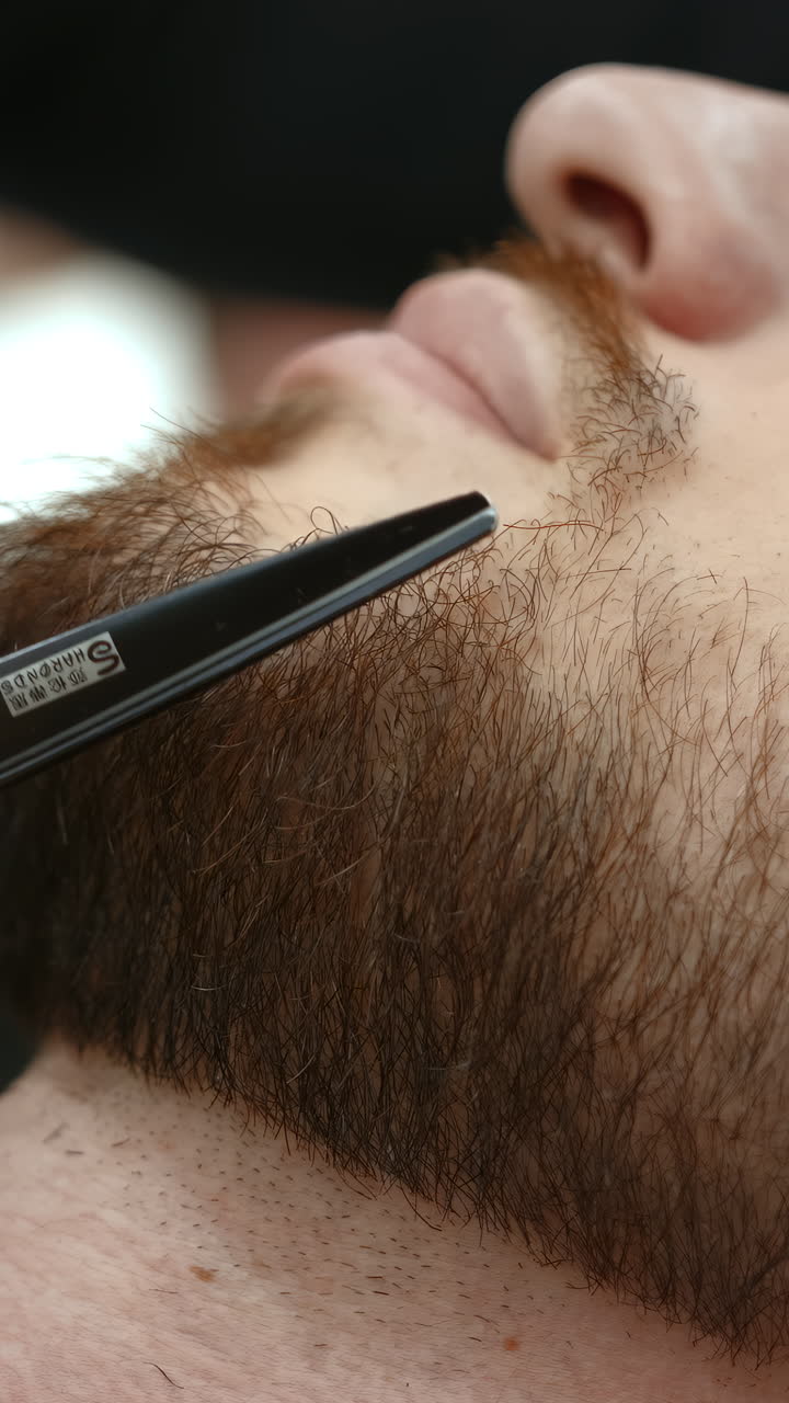 수염 을 면도 하는 것 의 클로즈업