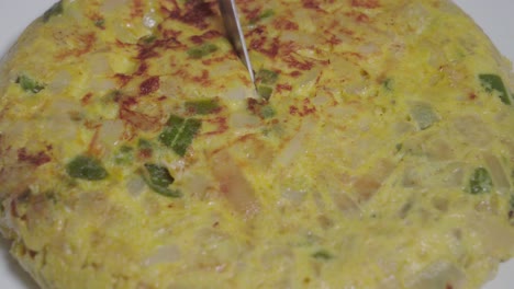 el cuchillo corta la tortilla española o la tortilla española y toma un trozo, se cierra