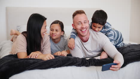 Selfie,-Familia-Feliz-Y-Juntos-Para-La-Foto