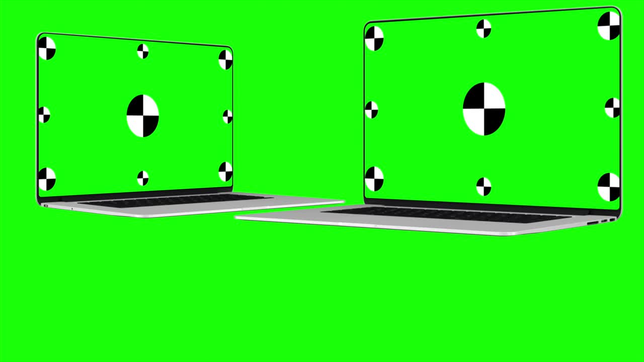 dos portátiles giran alrededor en un fondo negro. pantalla verde con marcas para el seguimiento de dispositivos digitales se incluye para facilitar la representación 3d.