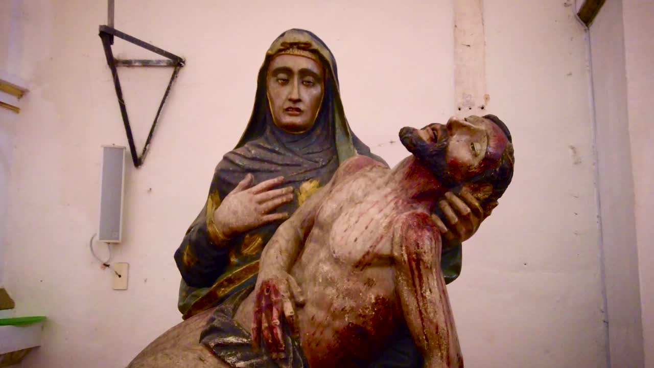 Szczegółowe ujęcie rzeźby Piety przedstawiającej Maryję, znajdującej się wewnątrz Parafii Narodzenia Najświętszej Maryi Panny w Tepoztlán, Meksyk