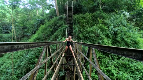 Cámara-Lenta-De-4k-De-Una-Mujer-Explorando-Un-Viejo-Puente-Abandonado-Ubicado-En-Las-Selvas-Hawaianas-De-Oahu