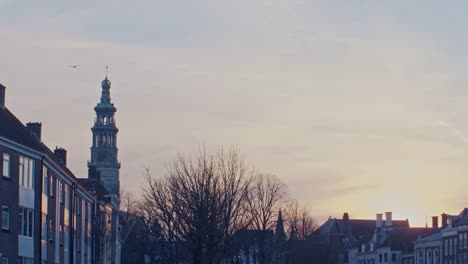 Una-Hermosa-Vista-Cinematográfica-De-Una-Calle-Europea-En-Holanda,-Holanda,-Con-Casas,-Cielo,-Techo-Y-Arquitectura-Auténtica-De-La-Ciudad-De-Estilo-Holandés-Con-Puesta-De-Sol-Y-Luz-Solar.