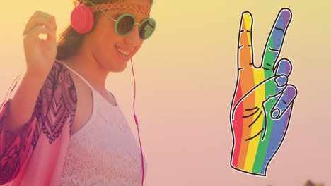 animación del icono de la mano del arco iris sobre una mujer caucásica sonriente con auriculares bailando