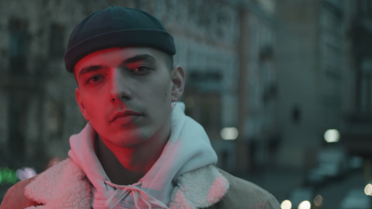 저녁 에 야외 에 있는 젊은 잘생긴 남자 의 초상화