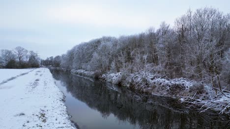 Winter-Schnee-Fluss-Holz-Wald-Bewölkter-Himmel-Deutschland