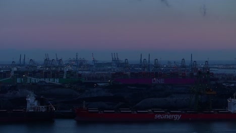 La-Oscuridad-De-La-Noche-Ha-Cubierto-La-Terminal-De-Carbón-Emo,-El-Puerto-De-Rotterdam.