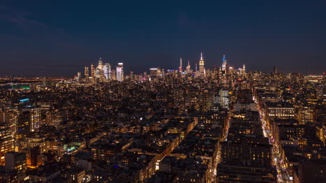 Luftnachtstadt-Hyperlapse.-Beleuchtete-Straßen-Und-Gebäude.-Skyline-Mit-Wolkenkratzern-In-Der-Innenstadt.-Manhattan,-New-York-City,-Vereinigte-Staaten