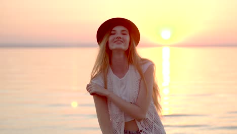mujer feliz en la playa del atardecer