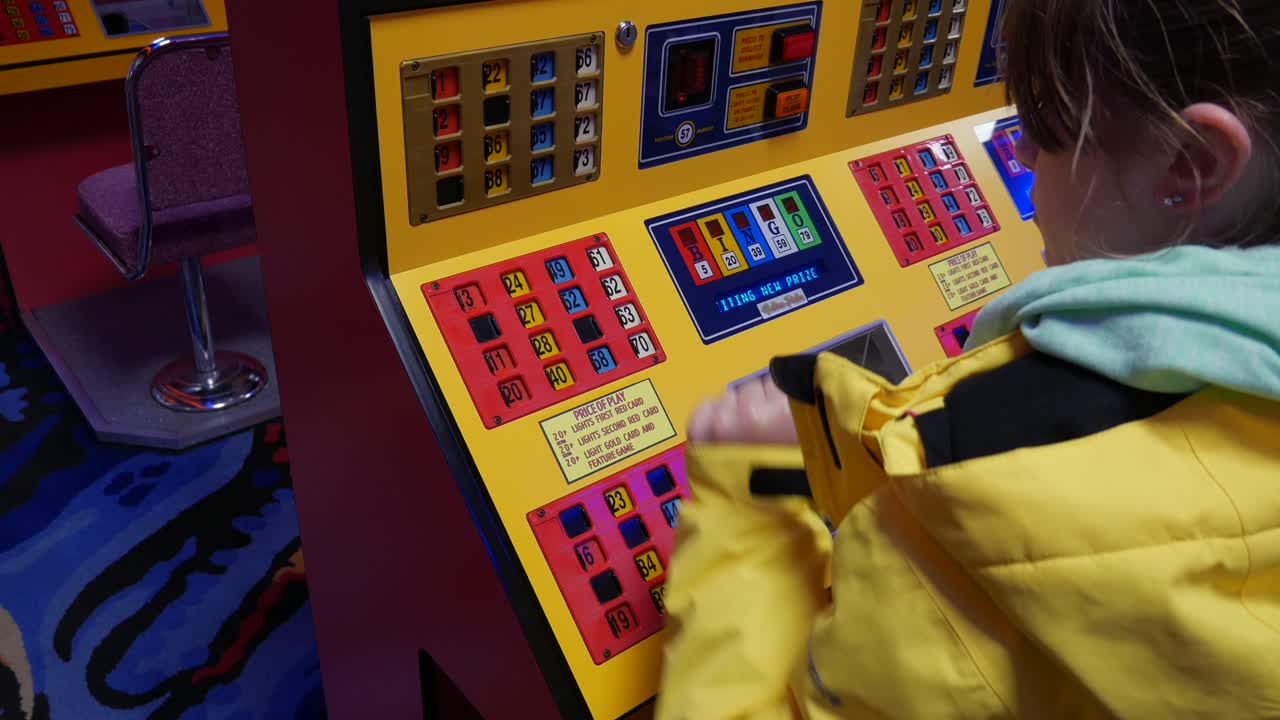 Una ragazza gioca a bingo su una macchina in una sala giochi